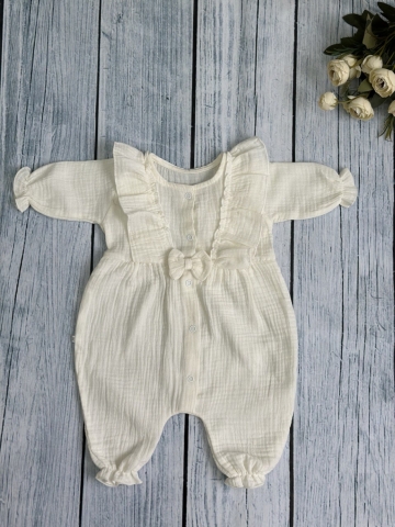 Купить оптом 337-МО. Комбинезон с бантом для девочки из муслина, хлопок 100%, размеры 56,62,68, молочный в Чебоксарах